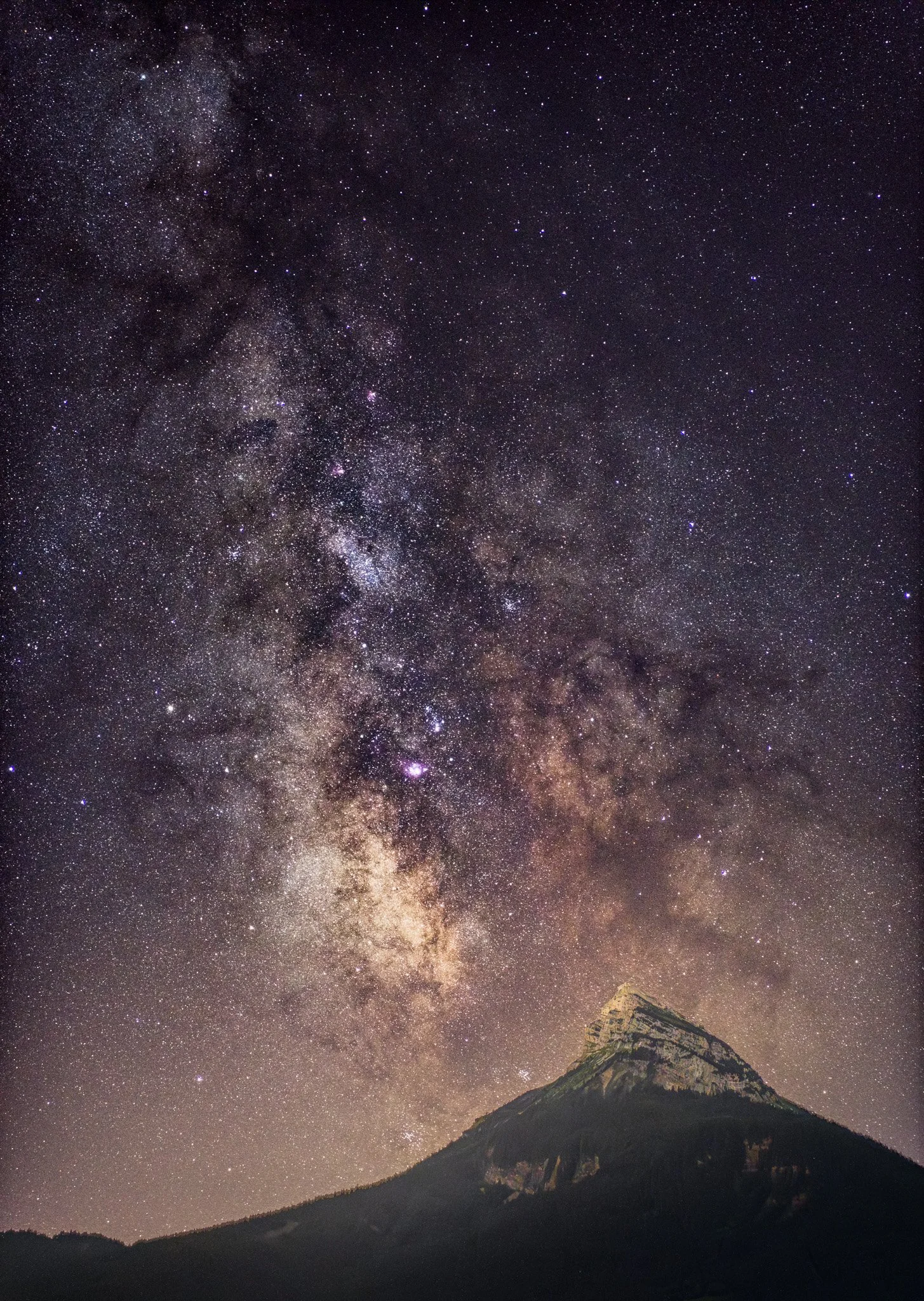 Photo de la voie lactée au dessus d'une montagne