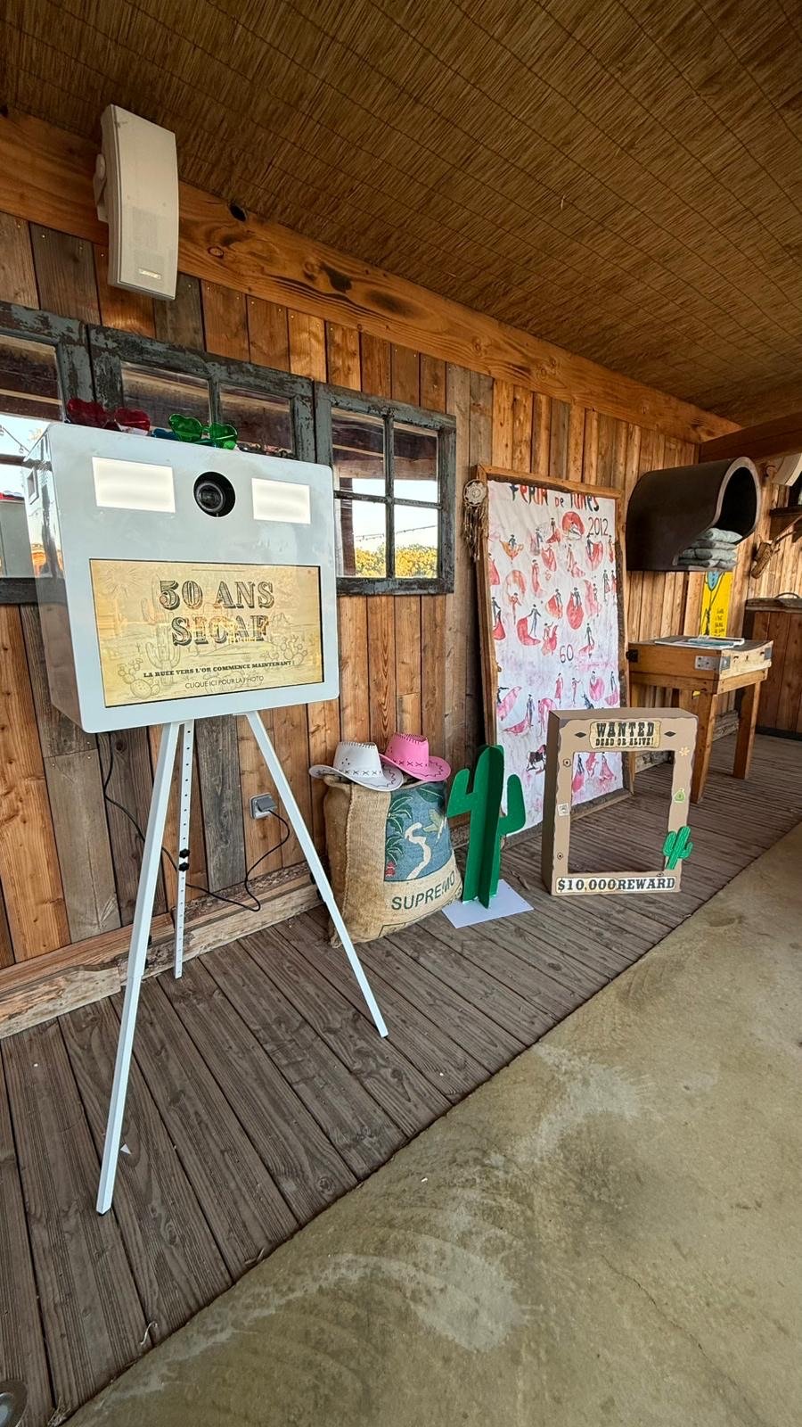 borne photo pour un événement d'entreprise sur le thème des 50 ans de l'entreprise SICAF, avec une décoration western.