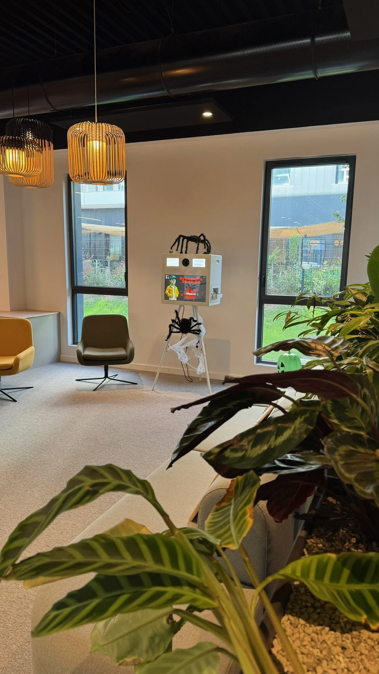 Photobooth installé en intérieur avec décoration sur le thème d’Halloween, lors d’un événement organisé par OE Agency