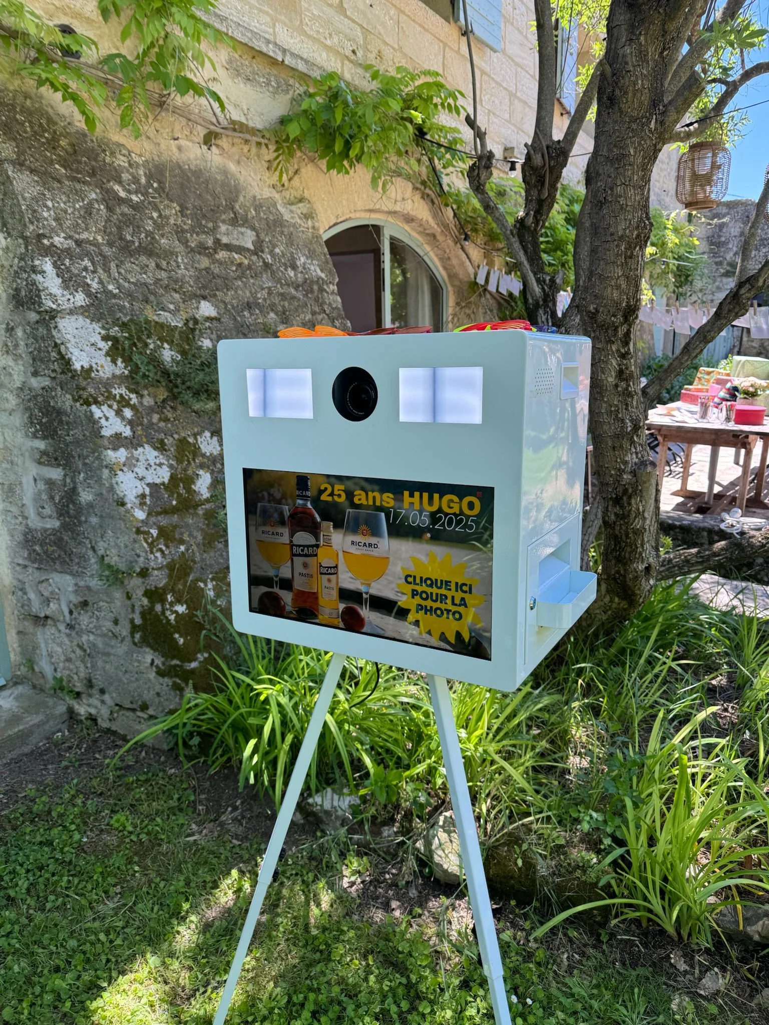 Photobooth installé en extérieur avec écran personnalisé pour un anniversaire, lors d’un événement organisé par OE Agency