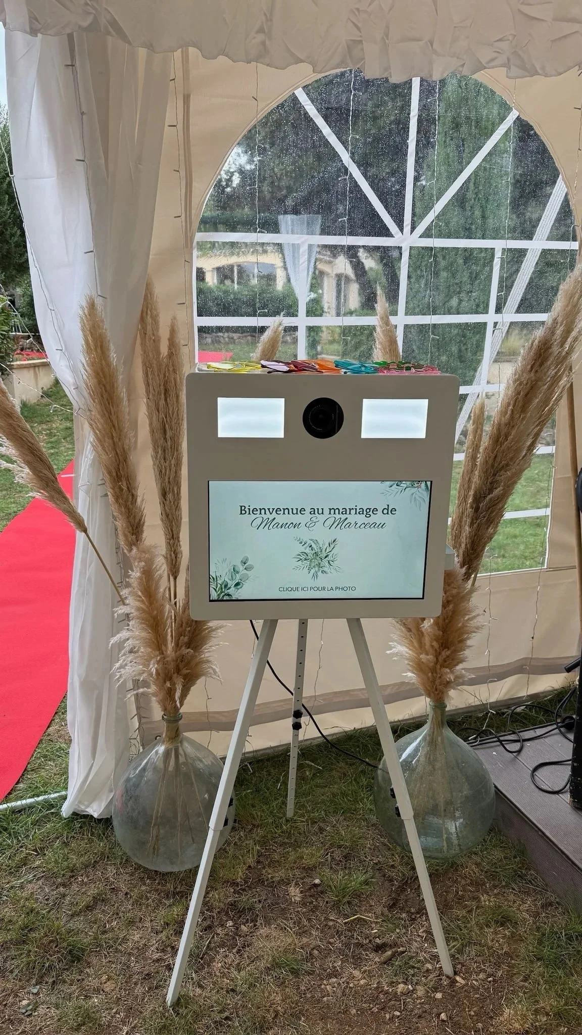Cabine photo mariage avec impressions illimitées et accessoires sur la borne photo.