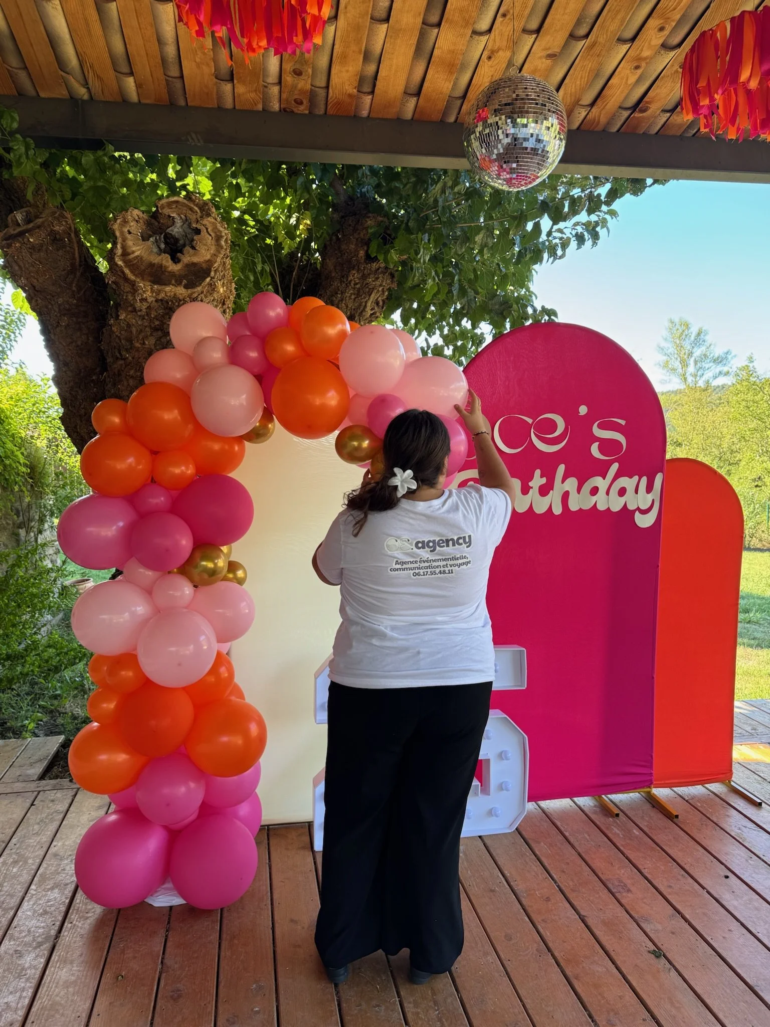 Installation d’une arche de ballons accompagné d'un photobooth  pour une célébration d’anniversaire lors d’un événement organisé par OE Agency