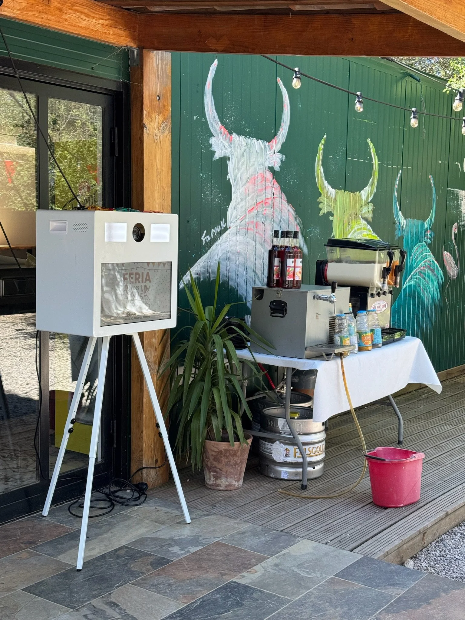 Installation de photobooth en extérieur avec décor mural coloré lors d’un événement organisé par OE Agency