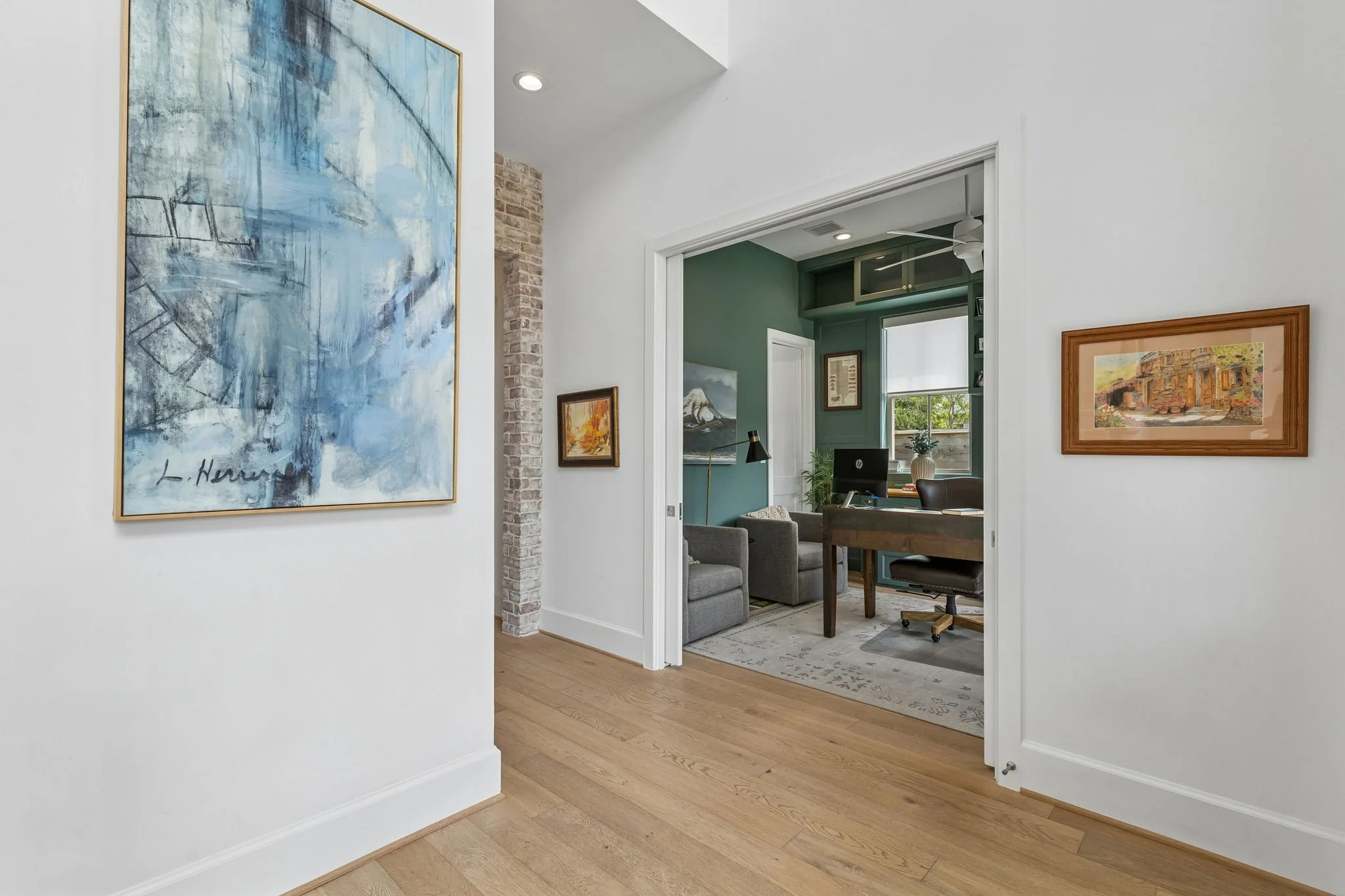 641 E 8th - Foyer 2.jpg