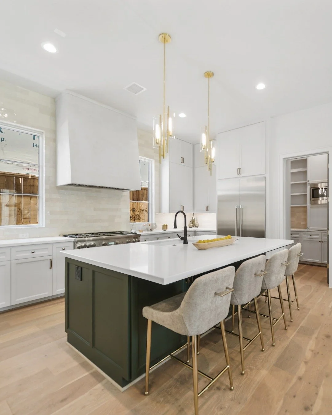 So many kitchens. So many good decisions.
We&rsquo;ll let you decide the favorite. ⬇️
.
.
.
.#LuxuryHomeDesign #HoustonInteriors #ModernHomeDesign #ThoughtfulDesign #DesignThatLivesWell #BuiltForLiving #HomeDetails #ElevatedLiving #HoustonHomes