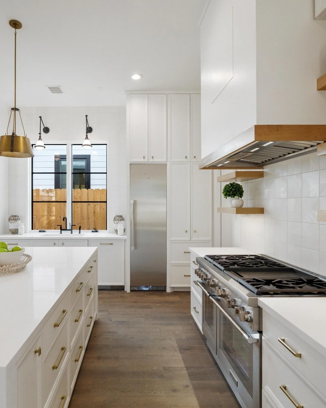 This is where real life happens. Coffee at the island. Homework spread across the counter. Friends gathering without needing an invitation. A kitchen built to handle it all. Intentionally.
.
.
.
.
#HoustonBuilder #HoustonHomes #CustomHomeBuilder #Lux