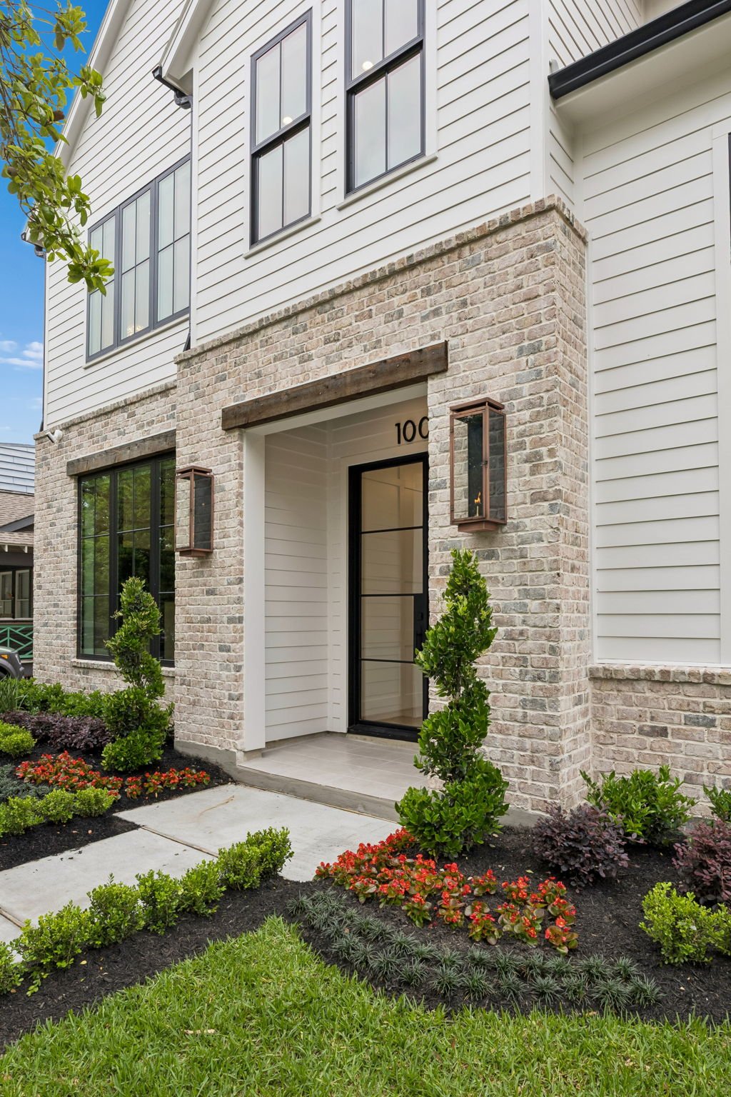 1001 East 7 1/2 Exterior Entry