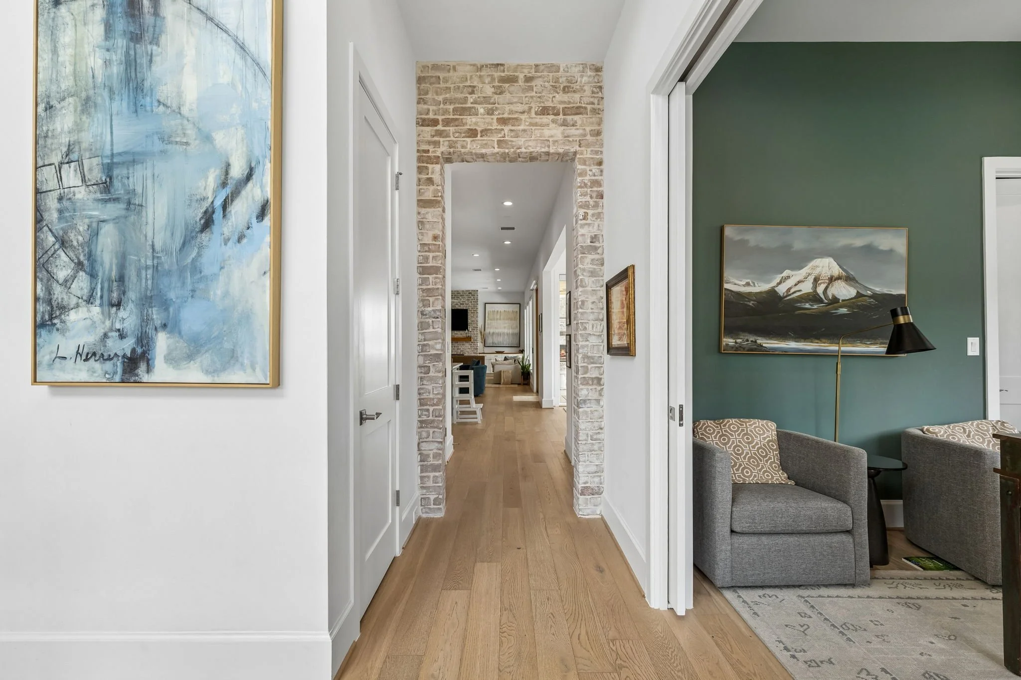 641 E 8th - Foyer 1.jpg