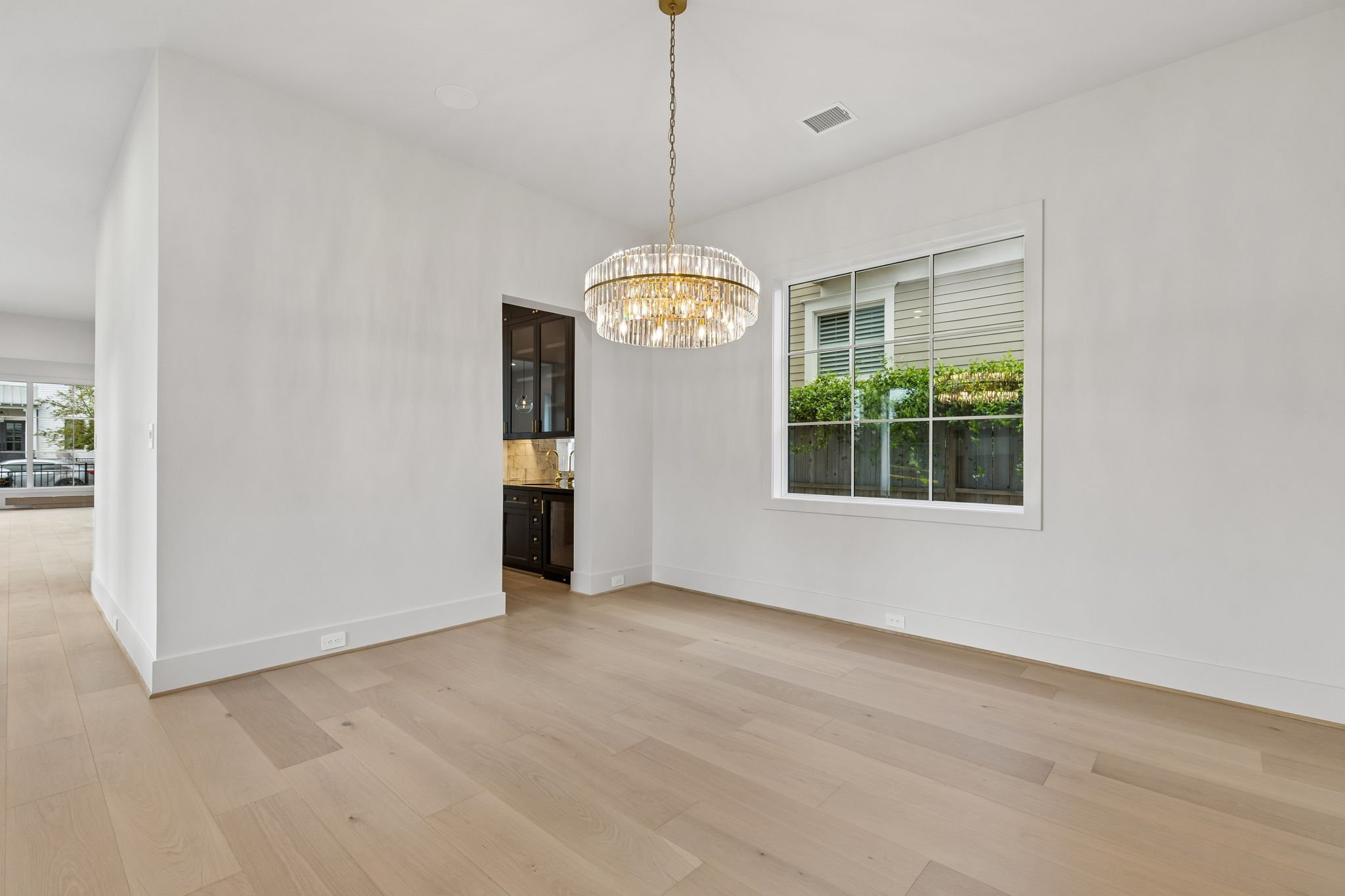 702 E 8th - Dining 2.jpg