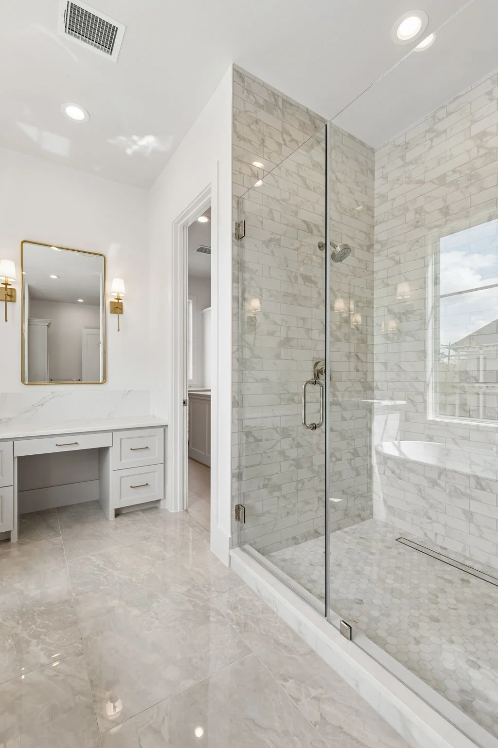702 E 8th - Primary Bath 3.jpg