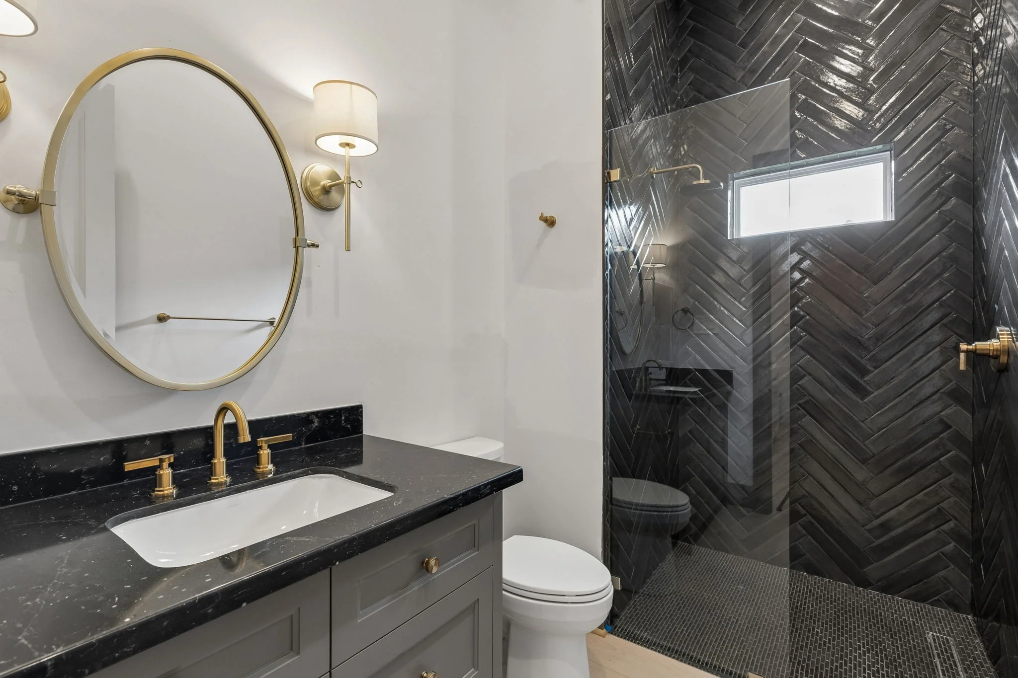 702 E 8th - Bath 1.jpg