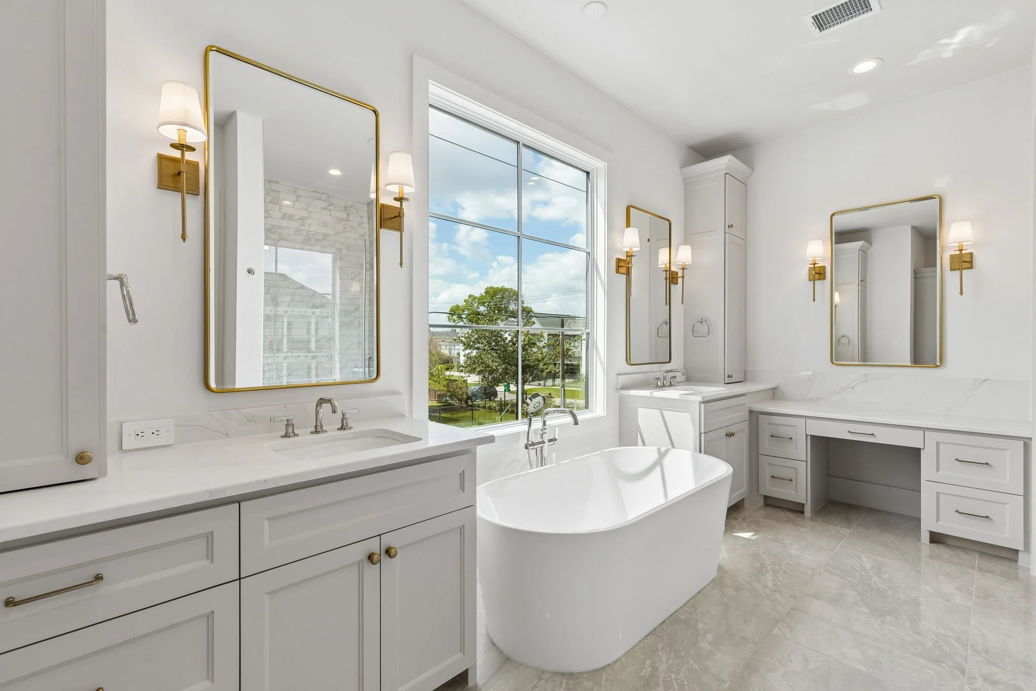 702 E 8th - Primary Bath 1.jpg