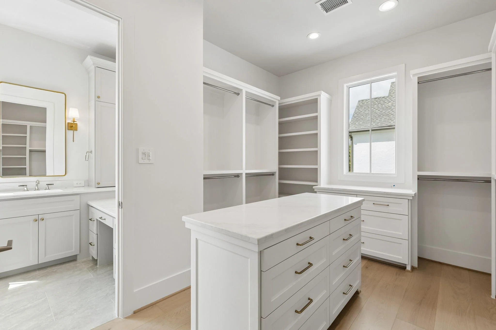 702 E 8th - Primary Closet 1.jpg