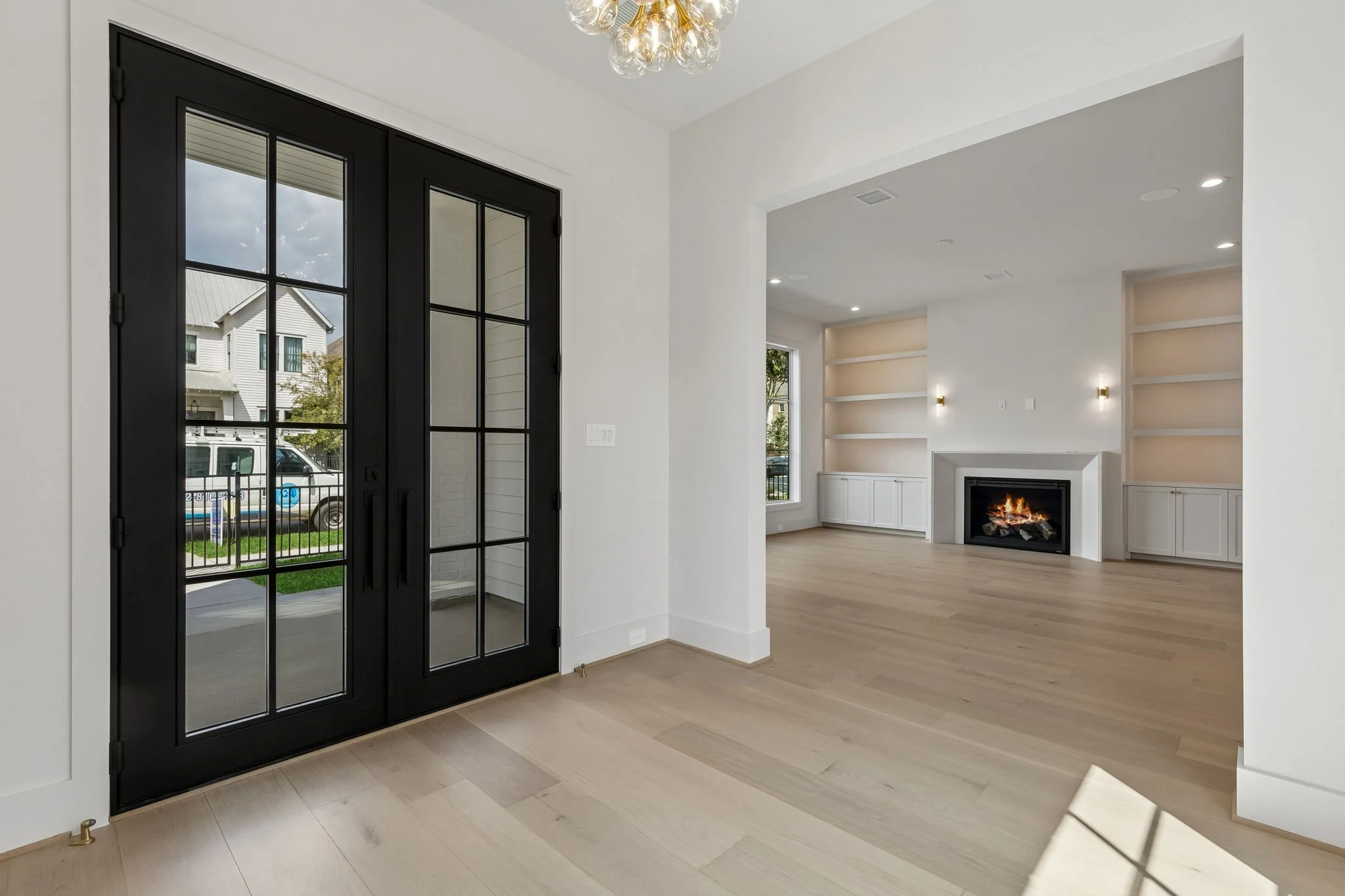 702 E 8th - Foyer 2.jpg