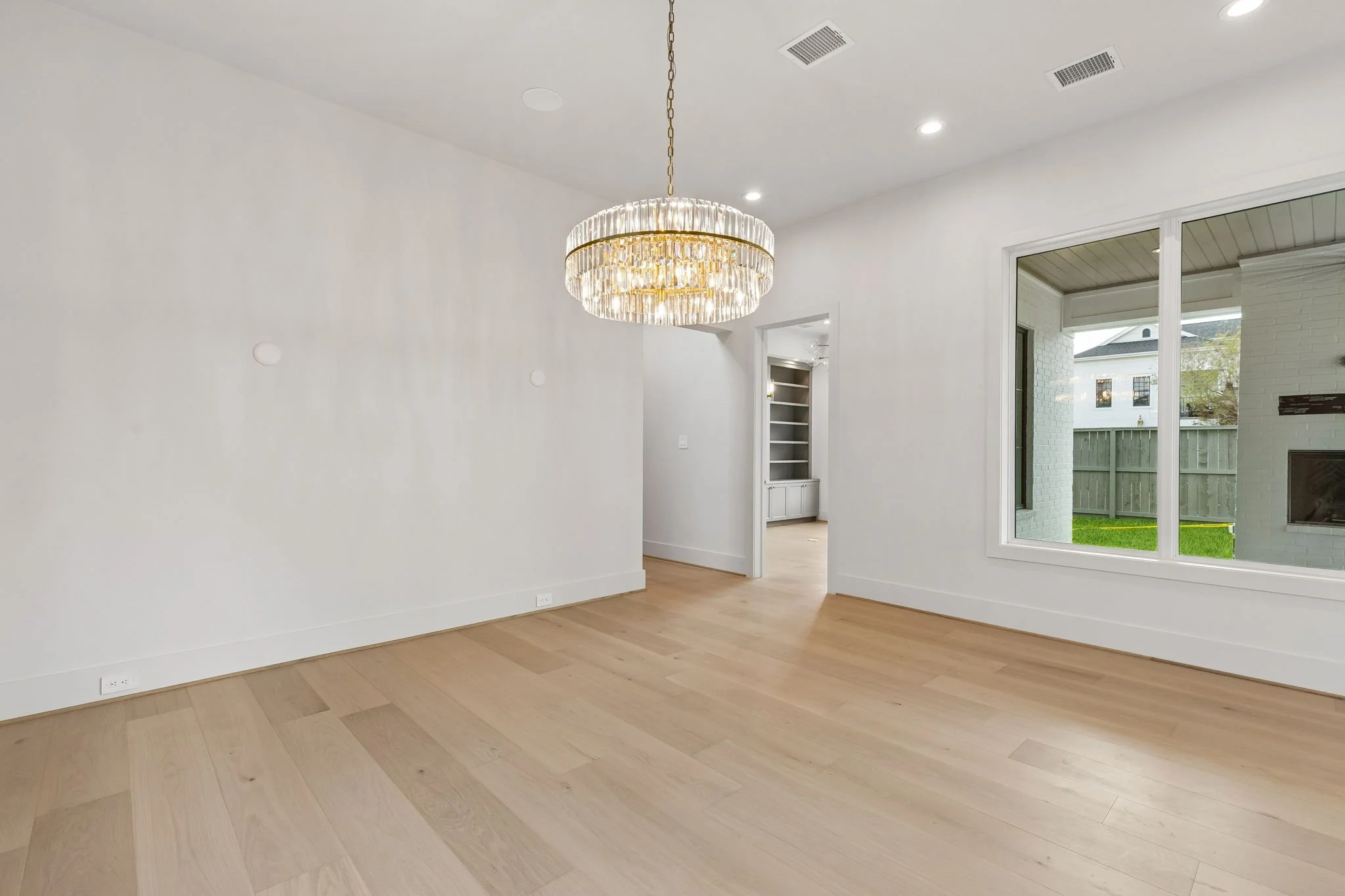 702 E 8th - Dining 1.jpg