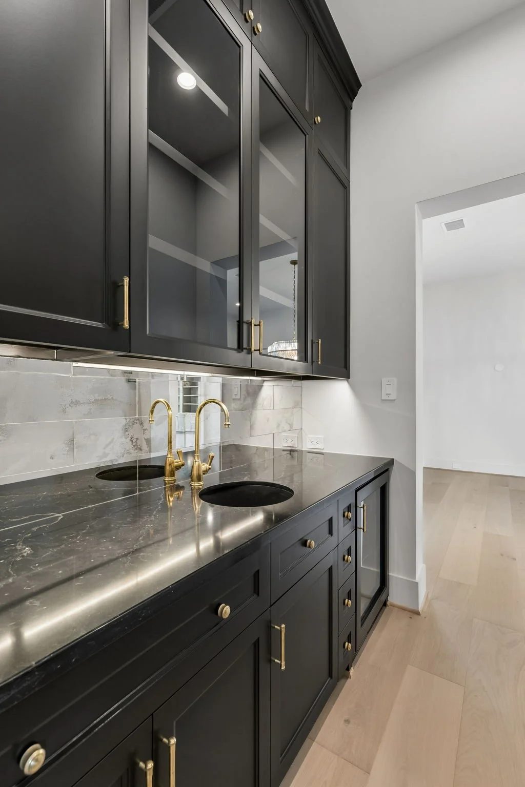 702 E 8th - Wet Bar 1.jpg