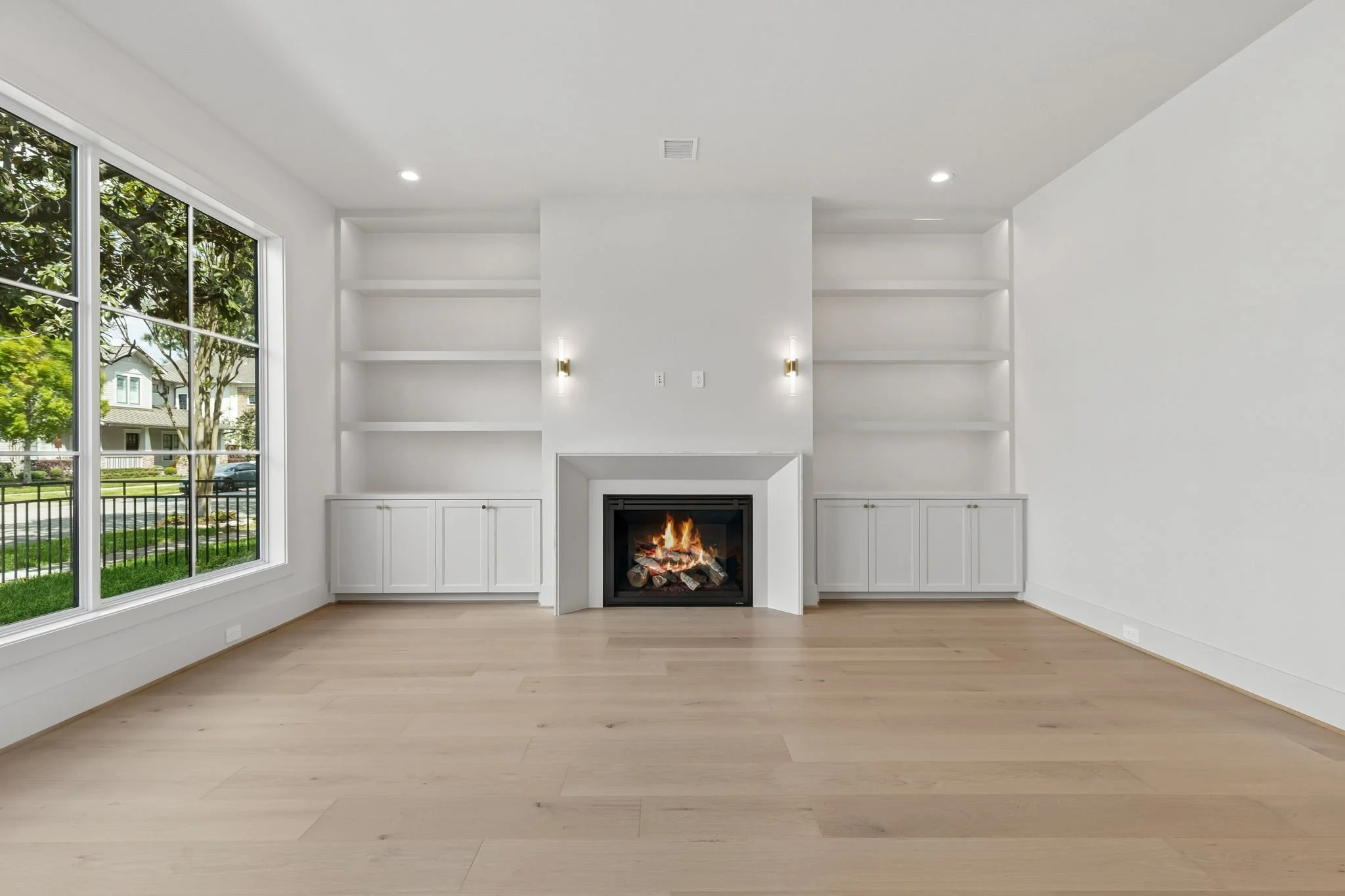 702 E 8th - Living Room 1.jpg