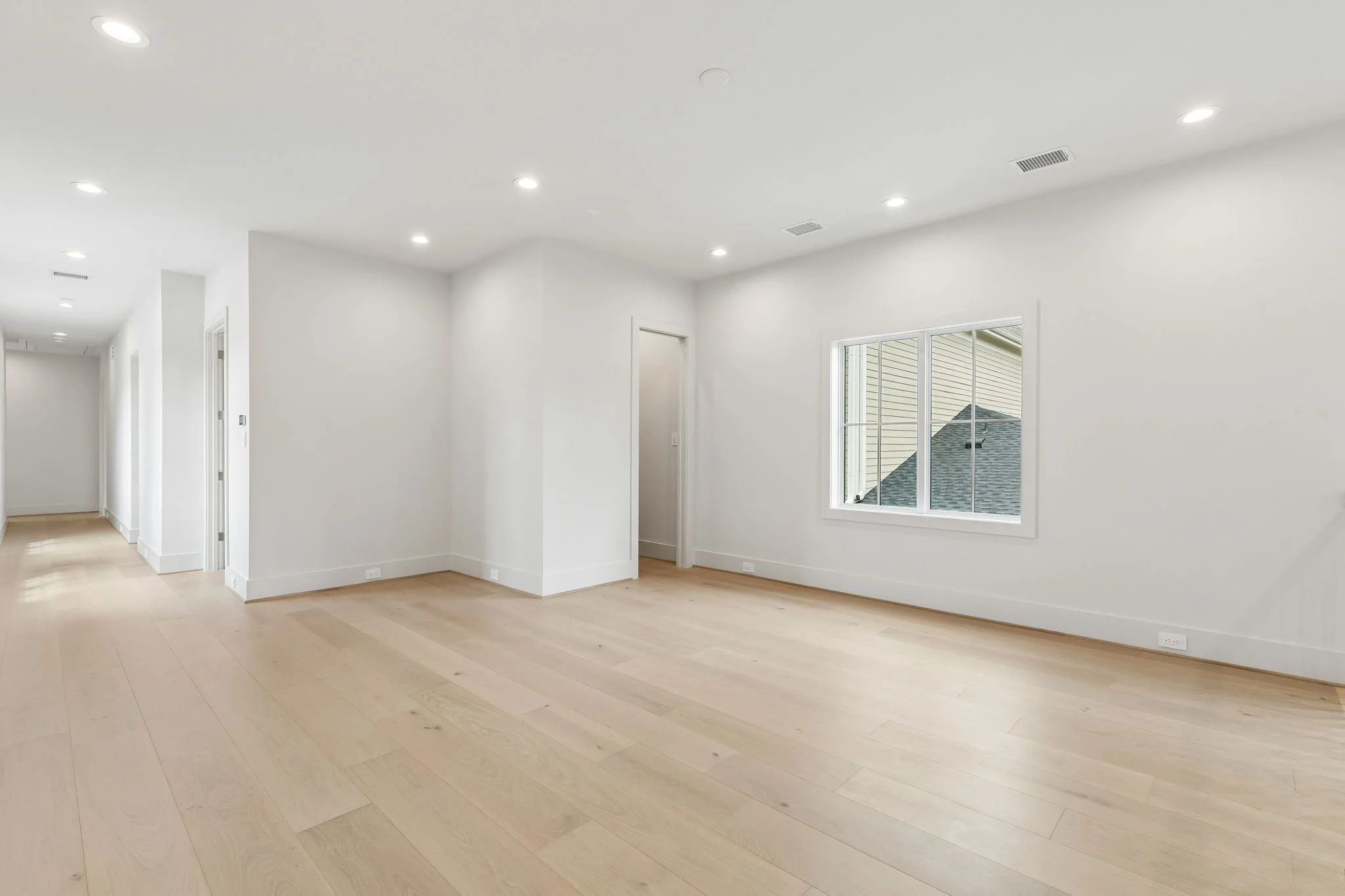 702 E 8th - Game Room 1.jpg