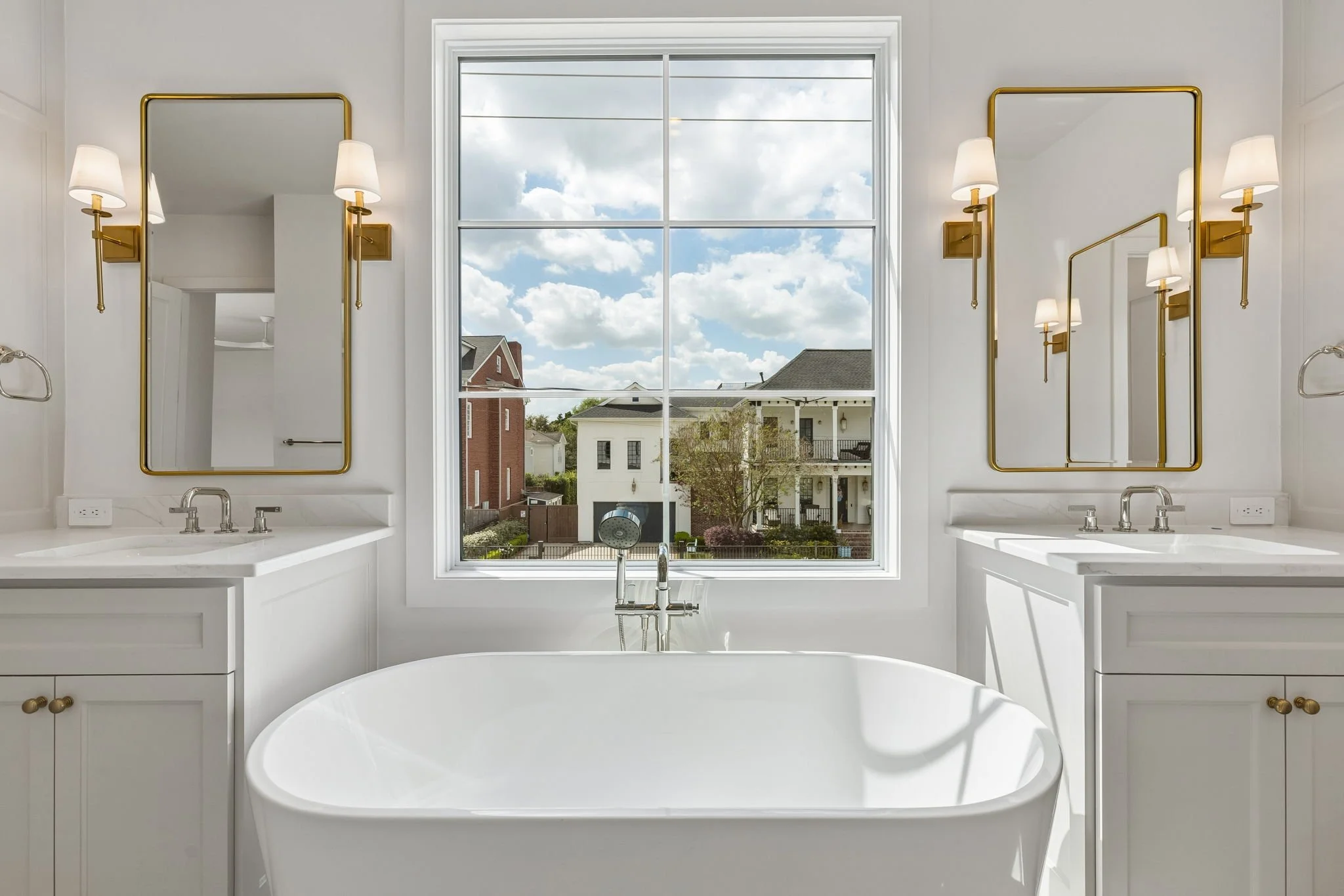 702 E 8th - Primary Bath 4.jpg