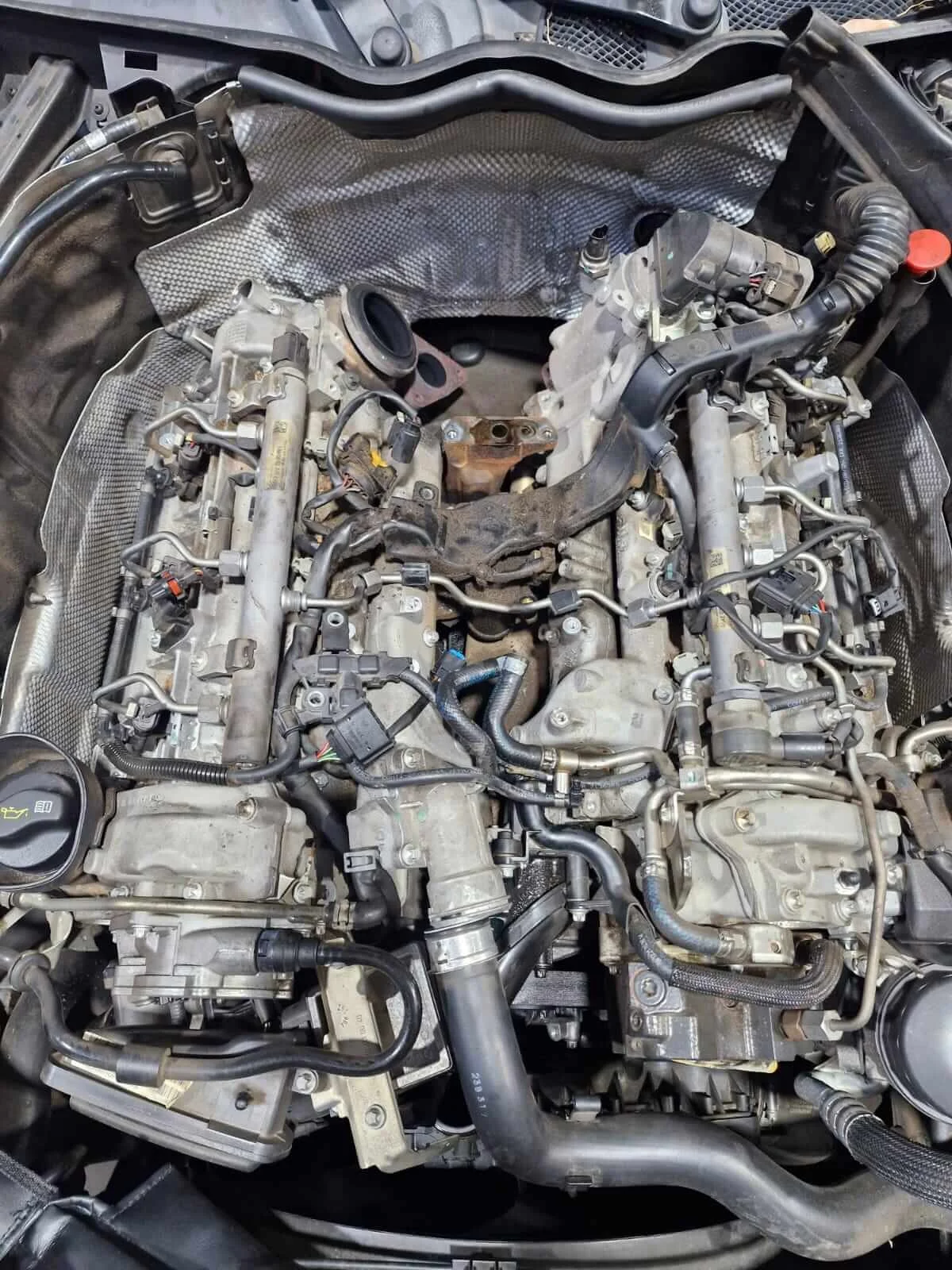 2007 c320 came in with an oil leak 02.jpg