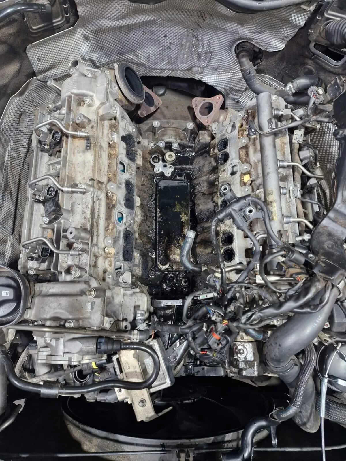 2007 c320 came in with an oil leak 03.jpg