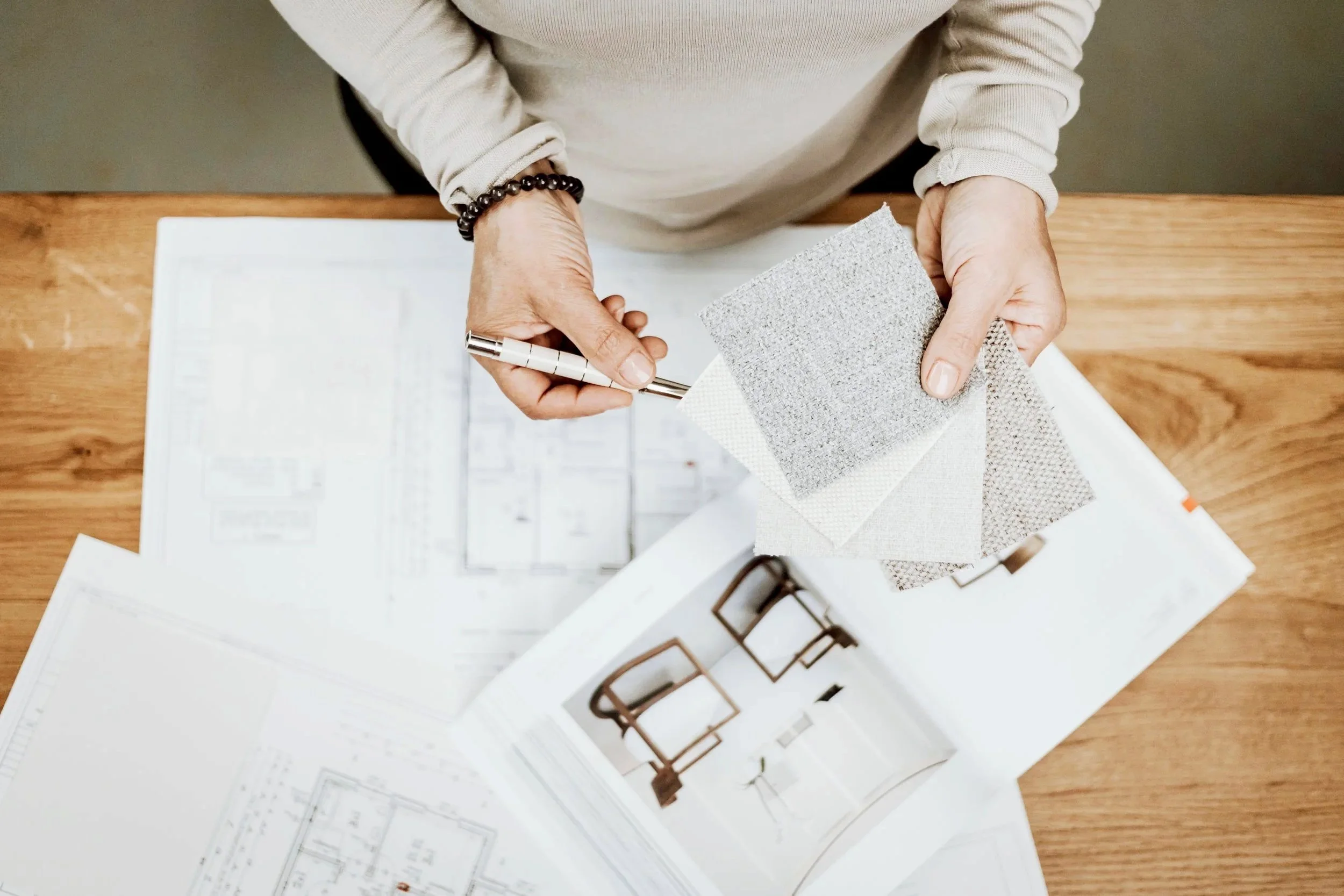 Interior Design Konzept mit natürlicher Farbwelt und ruhiger Atmosphäre