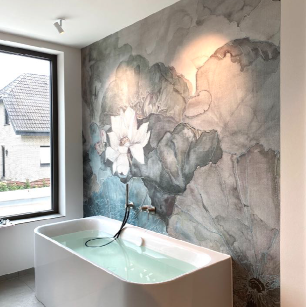 Badezimmer im Neubau mit ruhiger Farbwelt und Naturstein