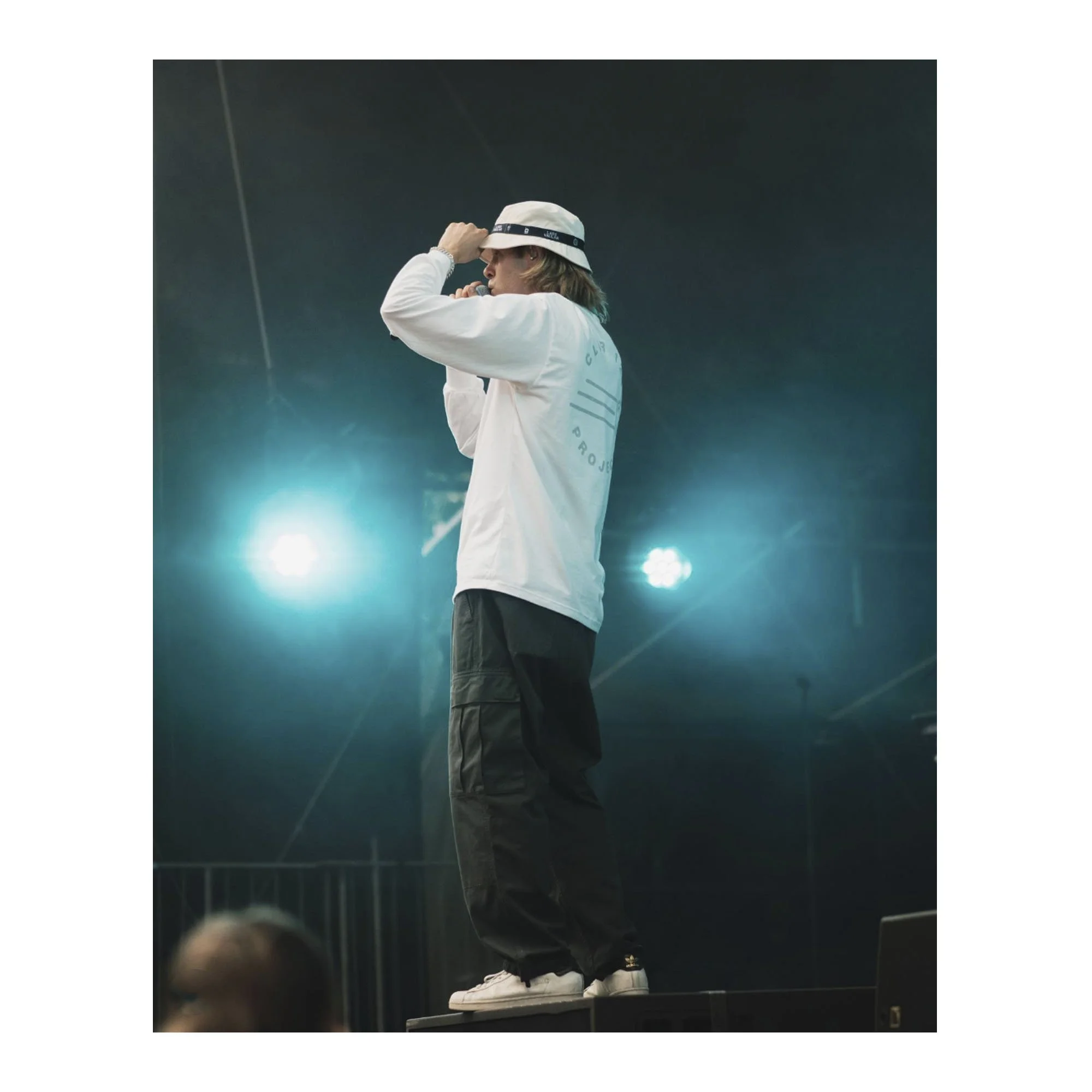 Lars med bucket hat på hodet konsert.jpg