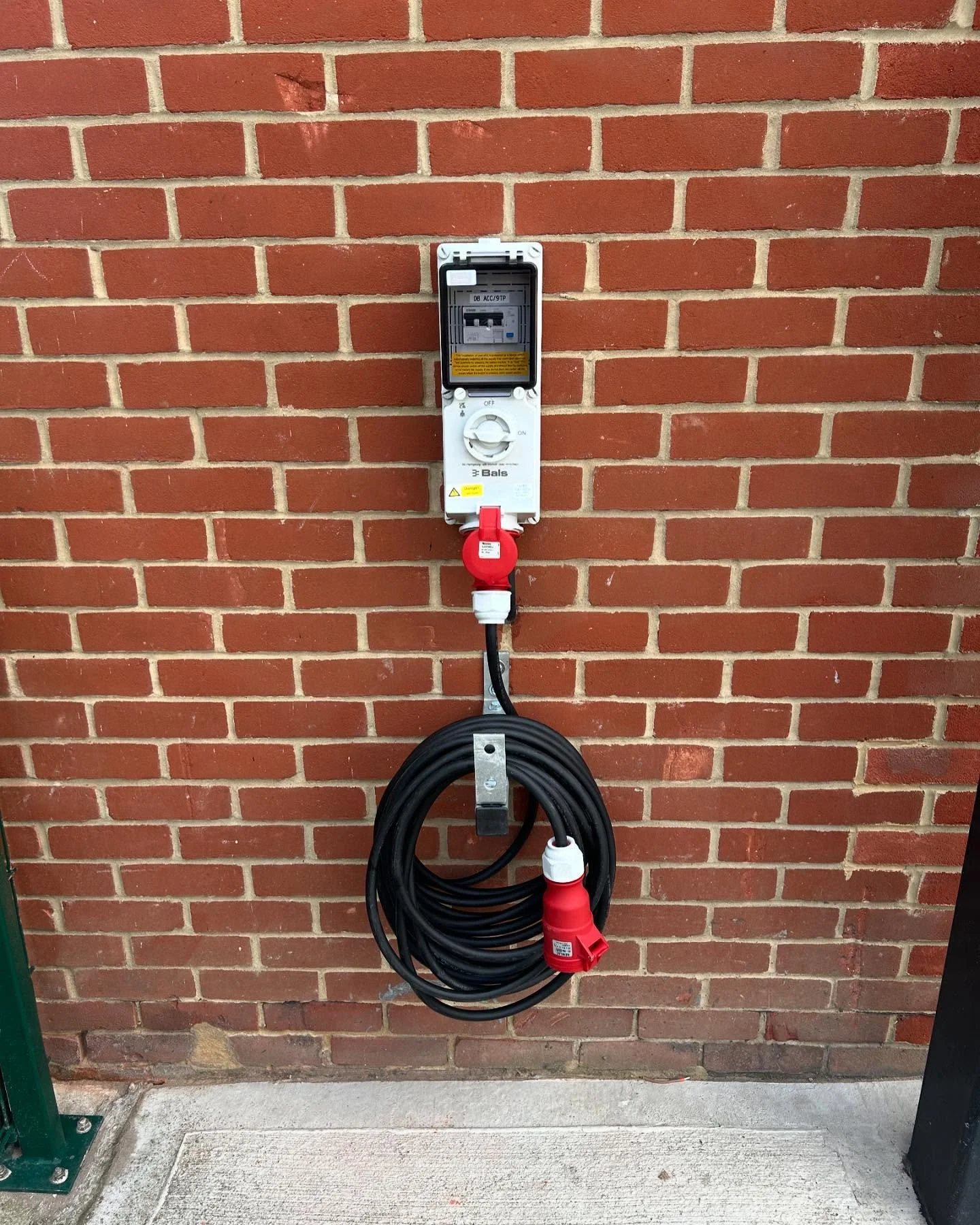 RCD interlock sockets for charging a lorry fridge unit overnight fitted at sites in Romford and Brentwood.

#electrician #electricalcontractors #sparkylife #electricalwork