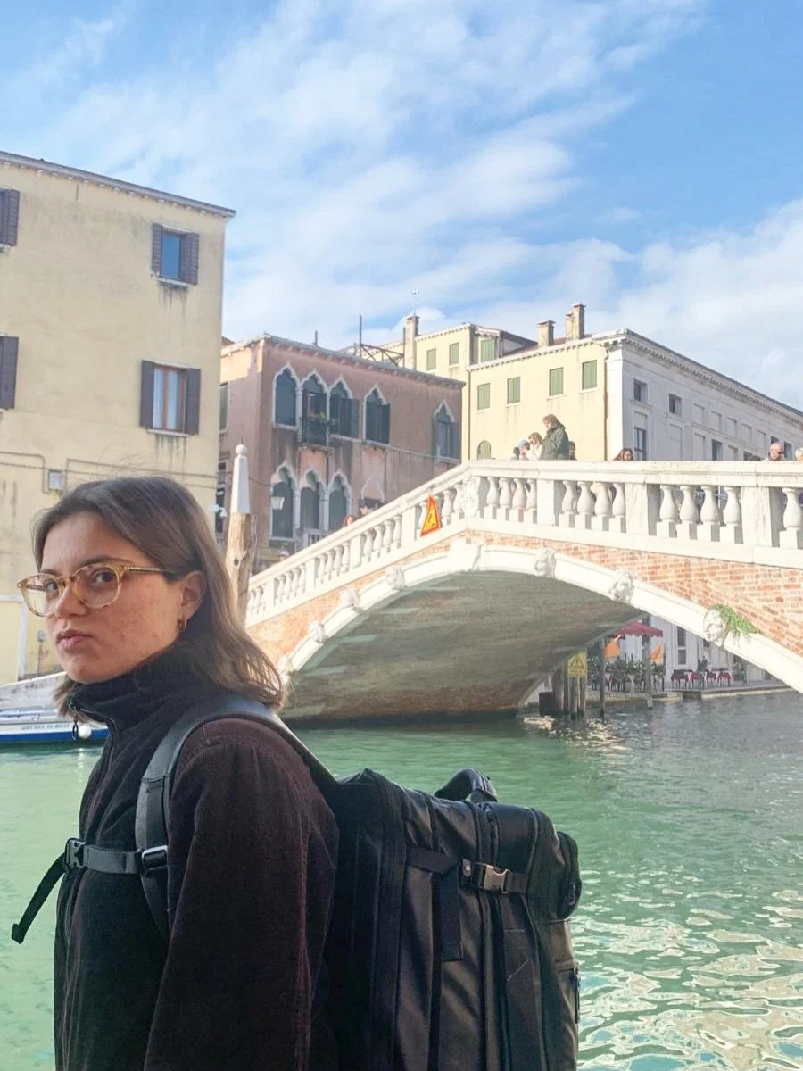 Throwback to an everyday me: backpack on my shoulders and too little sleep 😴 
Many thanks again to @matildadeangiolini @musikameravenezia , @vitalefano , and @fondazioneomizzoloperuzzi for the wonderful concerts and for giving me the opportunity to 