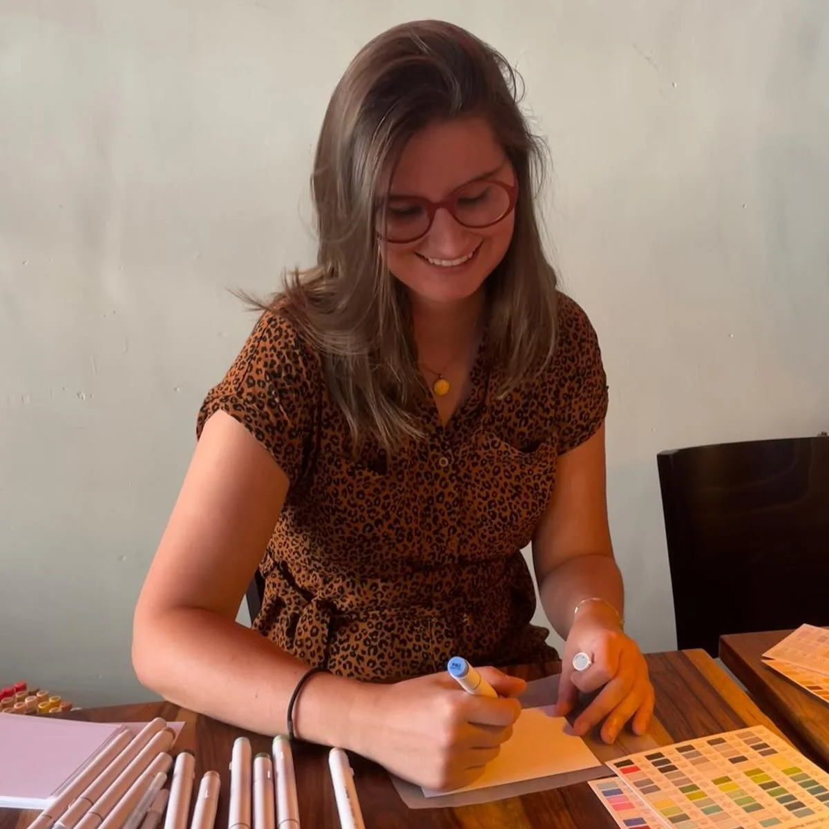 Afgelopen weekend heb ik voor het eerst live getekend op een feestje ðą Ik heb ongeveer dertig gasten getekend, in minder dan 10 minuten per persoon. Het was heel spannend, maar uiteindelijk echt super leuk om te doen! Swipe om wat resultaten te zien