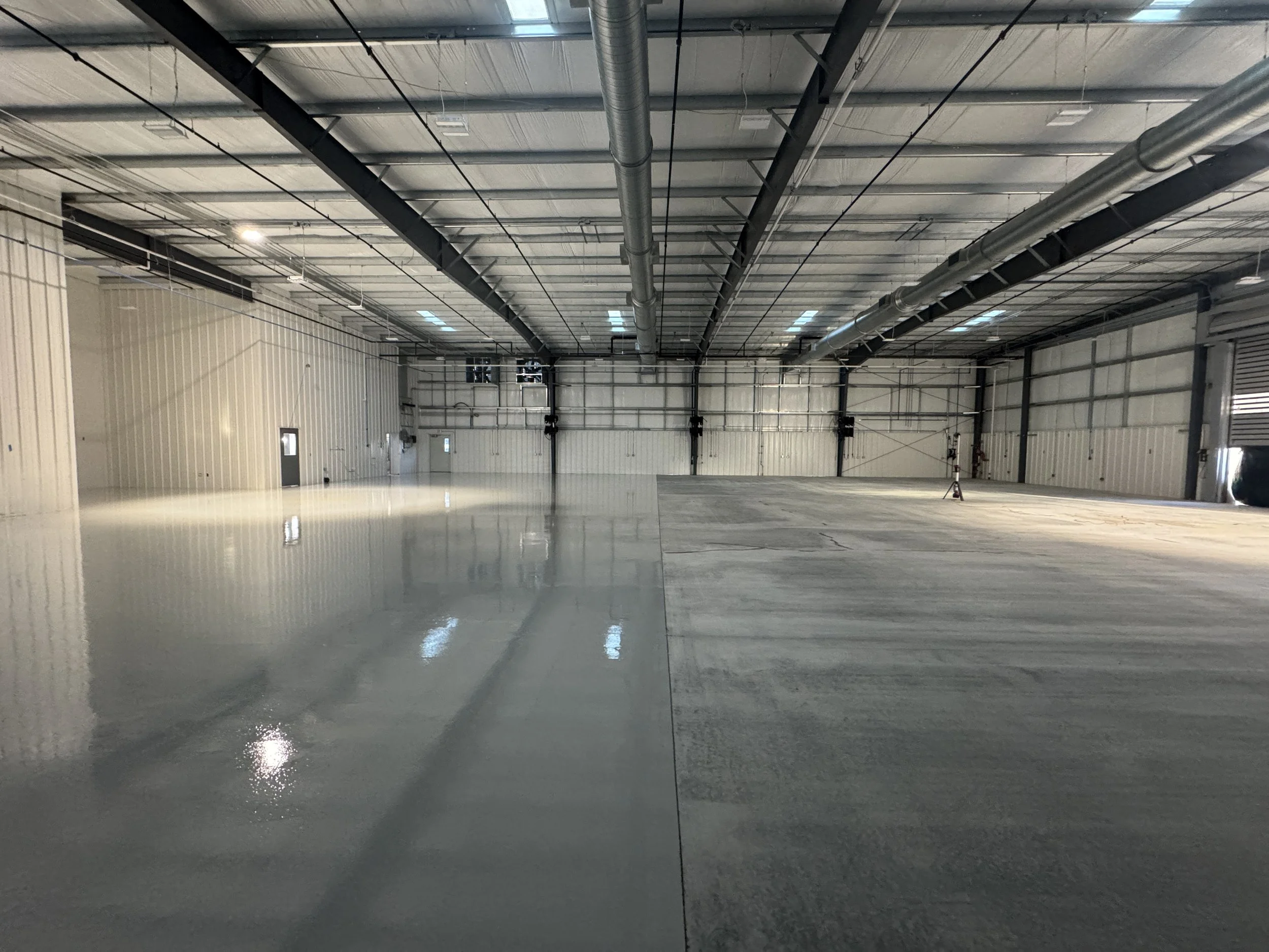 Before and after base layer epoxy flooring Glucksdat MS 