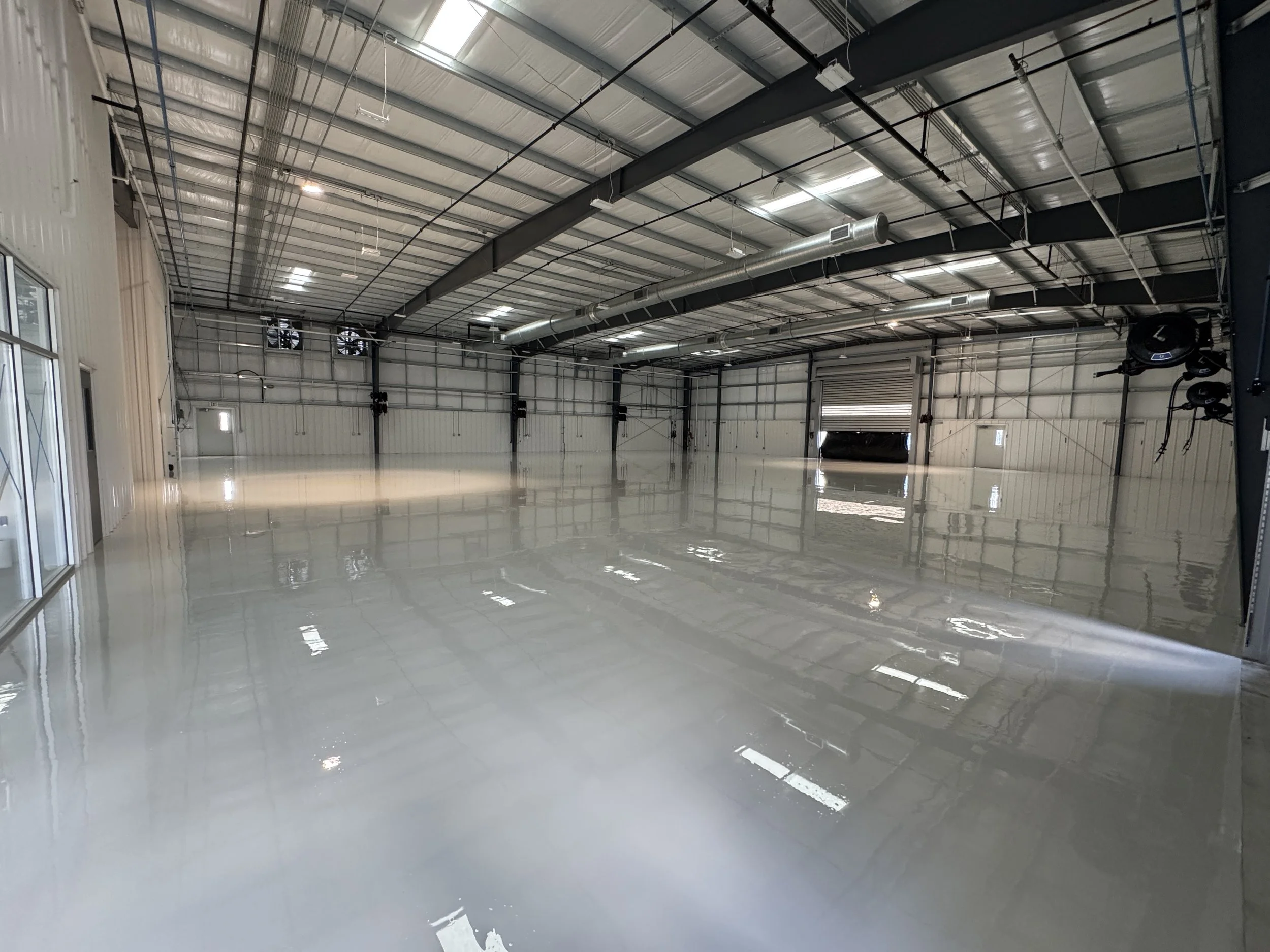 Glossy Solid Color Epoxy Flooring in automotive shop Glucksdat MS 