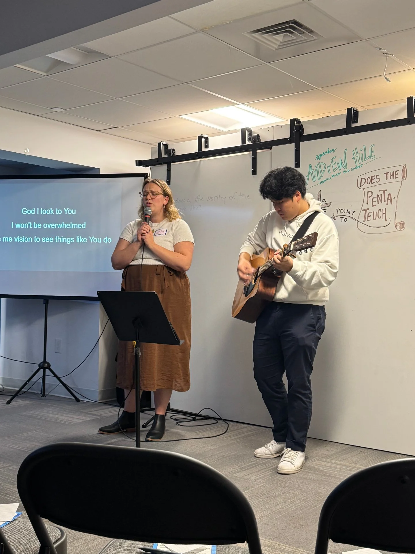 Sadie and Conner leading us in worship at Friday night Doxa 🙌🎶
Grateful for their hearts to glorify God and invite others into His presence through song.
#Doxa #WorshipNight #CUGloria #HarvardForChrist #JesusBeLiftedHigh