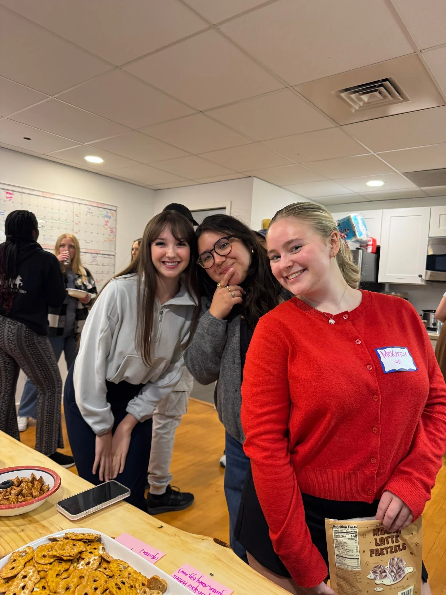Tayler Michel and McKenzie are always camera-ready at our pretzel social 🥨📸
Good snacks, great vibes, even better people.
#PretzelSocial #CampusCommunity #SnapAndSnack #JoyInTheLittleThings