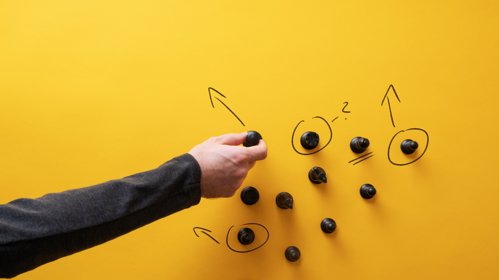 Mano che muove pedine come in una strategia di gioco, concetto di pianificazione e recruiting aziendale.