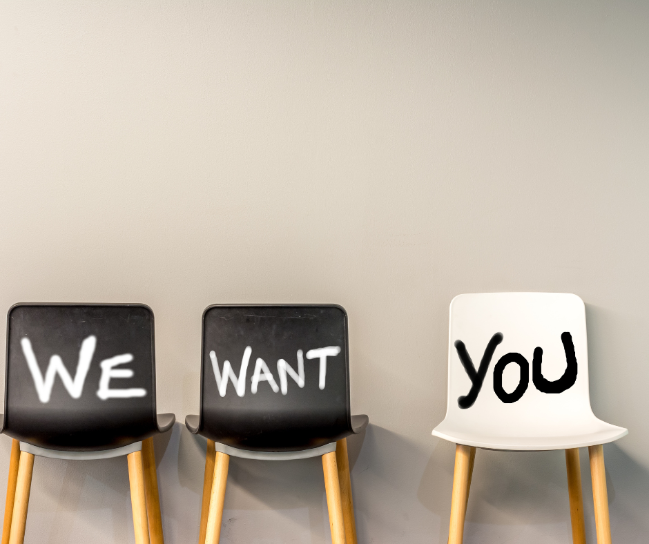 Tre sedie con la scritta “We Want You” che rappresentano la ricerca e selezione di nuovi candidati.