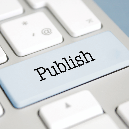 Tasto Publish su tastiera per pubblicare un annuncio di lavoro su Facebook