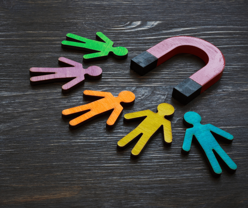 Concetto di digital recruiting: un magnete che attira candidati come simbolo del processo di selezione digitale e delle risorse umane.