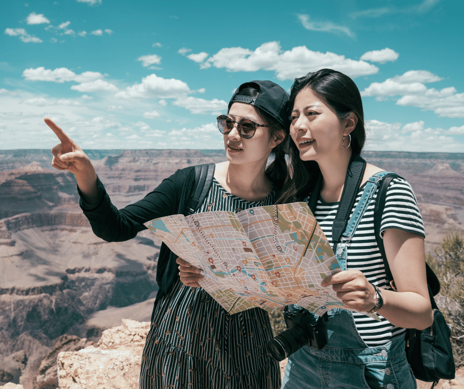 Due donne che leggono una mappa durante un viaggio, concetto di pianificazione e strategia