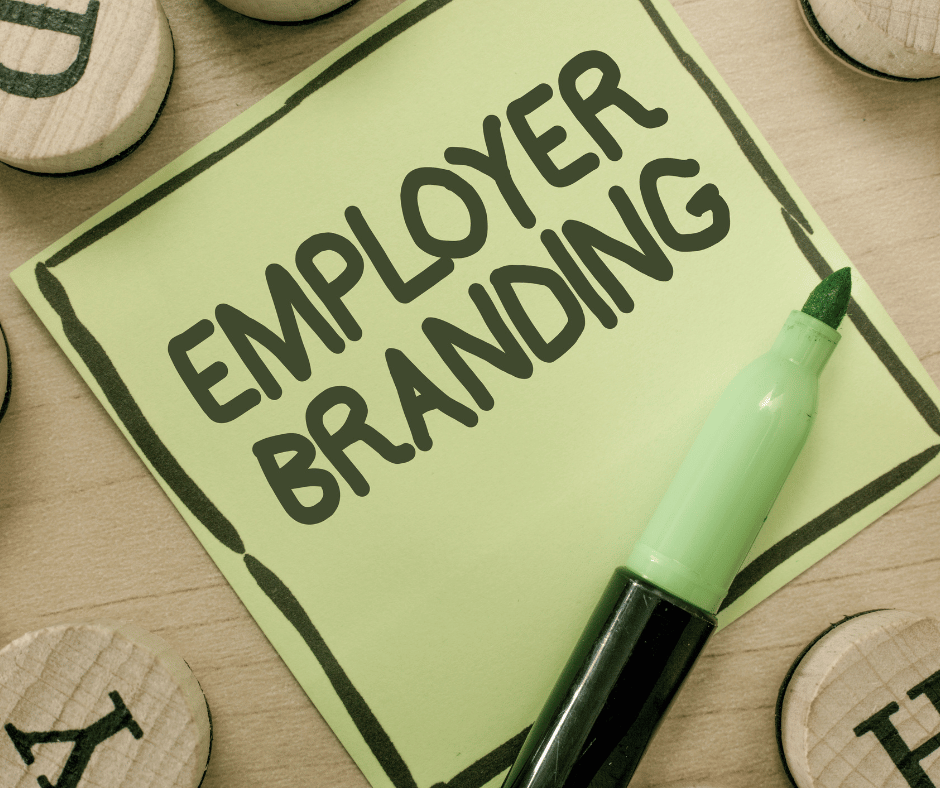 Biglietto verde con la scritta “Employer Branding” e pennarello, simbolo della strategia per attrarre talenti.