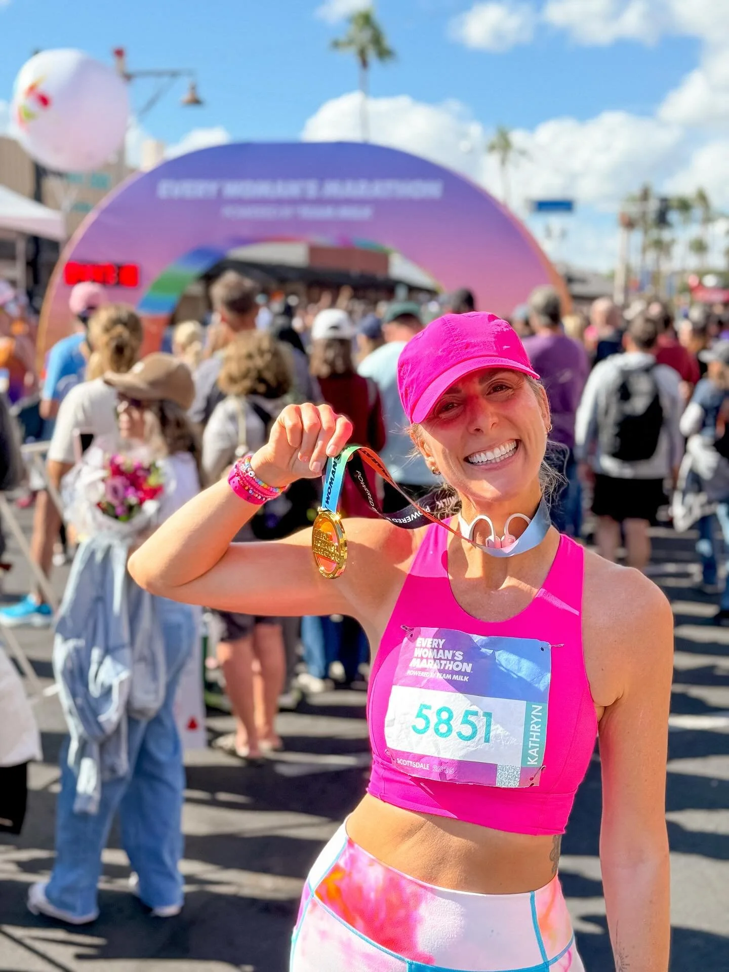 EVERY WOMAN&rsquo;S MARATHON 2025 DONE! No. 7 marathon in the books. Set a new PR by 6 mins (finished at 4:22)🦄💕

Such an amazing race in my favorite state, surrounded by soooo many incredible women, being cheered on by the best hype squad, and exp