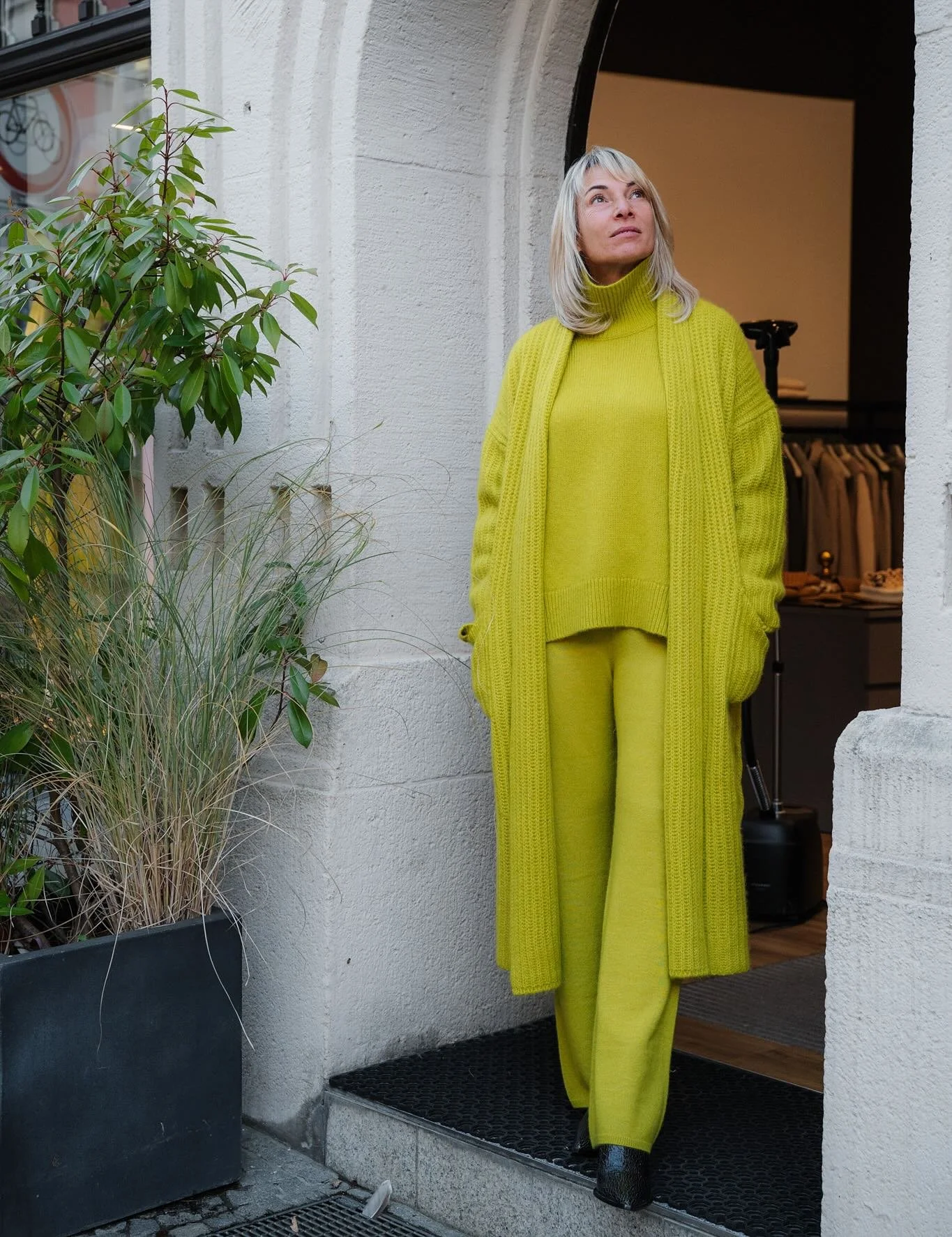 Ein Hauch von Luxus ✨ Die Trendfarbe Flash bringt frische Energie in den Herbst &ndash; klar, modern und voller Leuchtkraft. 
Das komplette Outfit von @sminfinity aus 75 % Cashmere und 25 % Silk vereint W&auml;rme, Leichtigkeit und Eleganz &ndash; ei