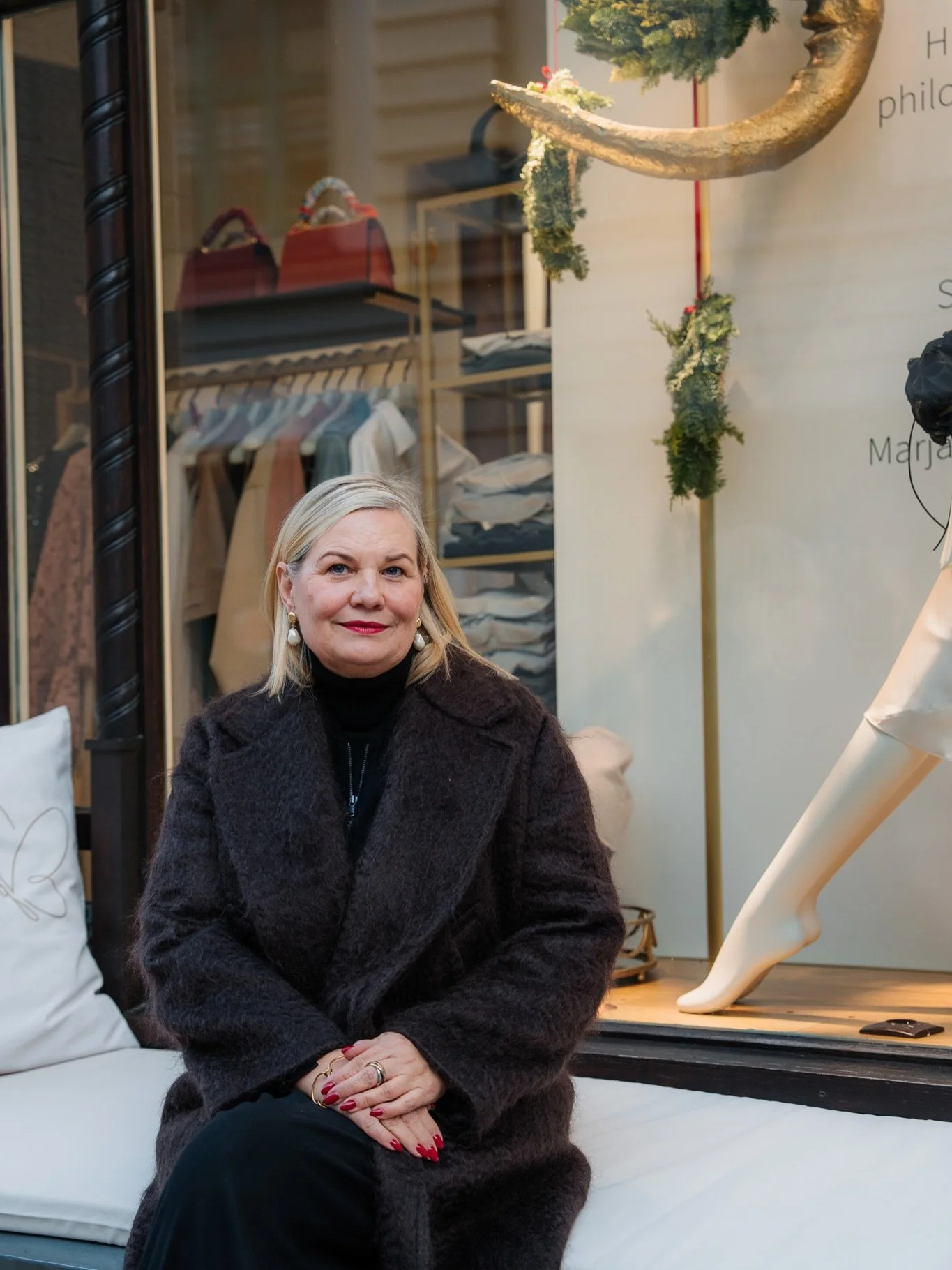 Warm durch den Winter ❄️

Weiche Strickteile, sch&ouml;ne M&auml;ntel und edle Kaschmirqualit&auml;ten &ndash; bei uns finden Sie Outfits, die warm halten und trotzdem leicht und angenehm zu tragen sind.

Perfekt f&uuml;r die kalten Tage und die gem&