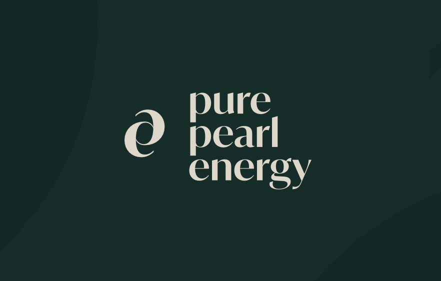 Logo met de tekst 'pure pearl energy' op een donkergroene achtergrond.