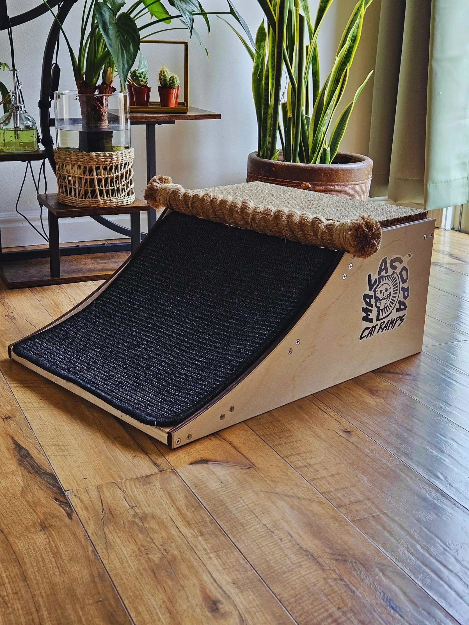 Handmade wooden cat ramp by Mala Copa Skateboards, featuring a textured scratch surface and rope coping inspired by skate ramps, designed as functional cat furniture for climbing, scratching, and play.