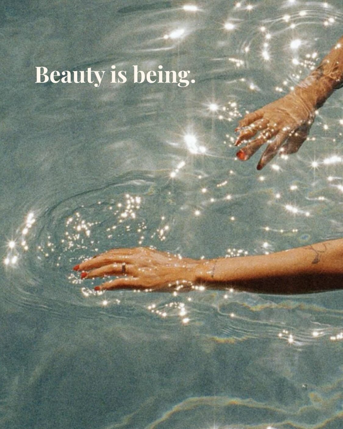 A moment of recognition.
Awareness.
Attention.
Appreciation.

Not a goal.
Not a status to achieve.

We&rsquo;re often taught to chase beauty.
But what if we focus on experiencing it?

Beauty appears when the skin is supported, when the senses are eng