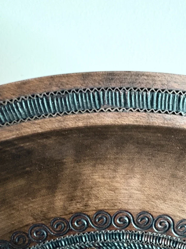 Close-up of rim of Polish folk art heart motif plate