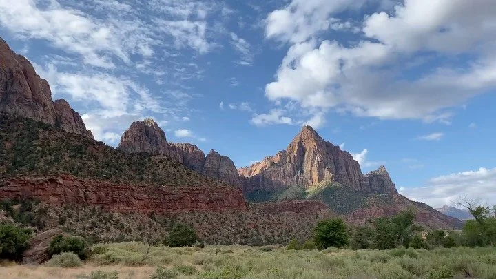 ⛰️✨ ZION ✨⛰️
Red rocks, winding canyons, and the kind of views that stop you mid-hike. Zion National Park is pure magic. And Yutu Travel made a dream itinerary through Utah&rsquo;s crown jewel 🙌🌄

From adrenaline-pumping treks to serene scenic driv