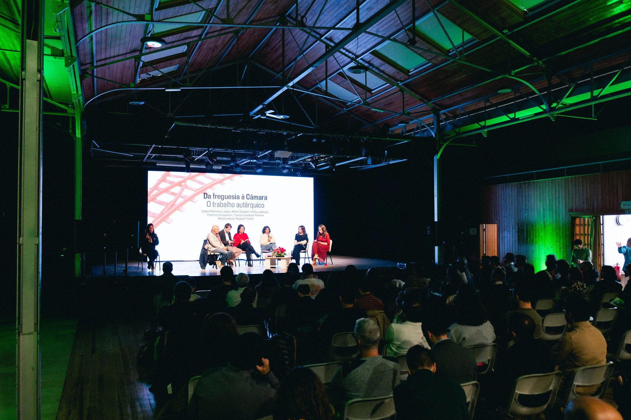 Cenografia e visuals do evento.
